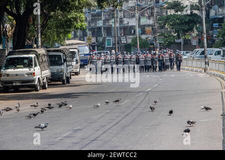 Polizisten gehen während einer Demonstration gegen den Militärputsch auf Demonstranten zu.Myanmar Polizei feuert Gummigeschosse, echte Kugeln, Tränengas und Schallbomben auf friedliche Anti-Militär-Putsch-Demonstranten am Mittwoch. Hundert wurden verhaftet. 18 wurden im ganzen Land erschossen, wie lokale Medien berichten, da Myanmar den blutigsten Tag seit dem Militärputsch am 1st. Februar 2021 betritt. Das Militär in Myanmar nahm am 01. Februar 2021 die staatliche Beraterin von Myanmar Aung San Suu Kyi fest und erklärte den Ausnahmezustand, während sie die Macht im Land für ein Jahr nach dem Verlust der Wahlagai ergattete Stockfoto