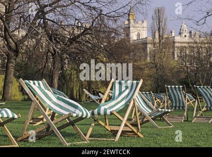 Liegestühle in St James Park London, England, Vereinigtes Königreich Stockfoto