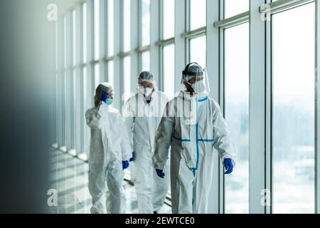 Porträt der asiatischen Ärztin trägt psa-Anzug und Gesichtsmaske im Krankenhaus. Stockfoto