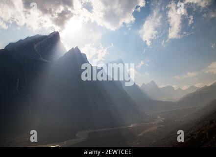 Sonnenstrahlen im Himalaya-Gebirge, Weg zum everest-Basislager, Tabuche-Gipfel, cholatse und Arakam Tse, Nepal Stockfoto