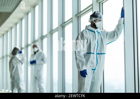 Ausbruch der Coronavirus-Epidemie. Müde Ärzte mit Schutzmaske und Atemschutzmaske im Krankenhaus Stockfoto