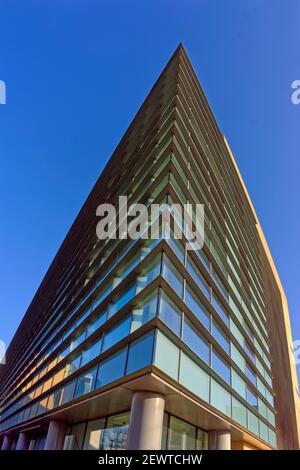 Modernes Bürogebäude in Angular. Stockfoto