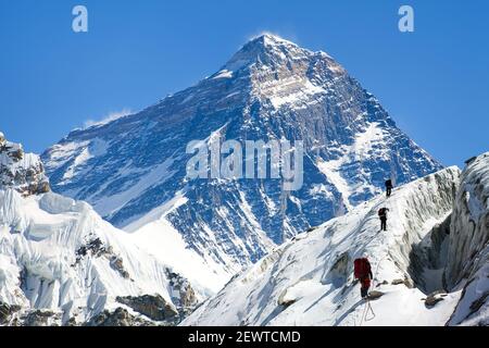 Blick auf den Everest vom Gokyo-Tal mit Bergsteigern am Gletscher, Weg zum Everest-Basislager, Sagarmatha-Nationalpark, Khumbu-Tal, nepalesisches Himal Stockfoto