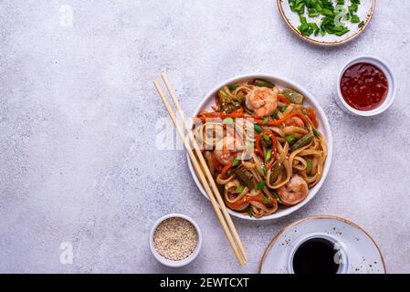 Wok mit Garnelen und Gemüse Stockfoto