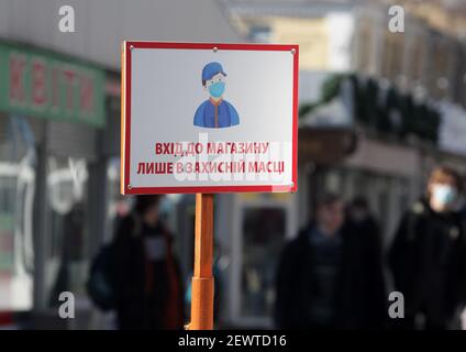 Ein Blick auf ein Schild, das sagt, der Eingang zum Geschäft ist nur in einer Gesichtsmaske auf der Straße in der Innenstadt von Kiew.in der Ukraine, die Zahl der neu mit Coronavirus infiziert hat sich stark pro Tag erhöht. Die Ukraine hat am 24. Februar 2021 mit der Impfung gegen COVID-19 begonnen, nachdem sie den ersten Teil des aus Indien gelieferten Covishield (AstraZeneca)-Impfstoffs gegen COVID-19 erhalten hatte. Die Ukraine hat insgesamt 1.364.705 Fälle mit 26.397 Todesfällen von COVID-19 bis März 3 registriert. Stockfoto