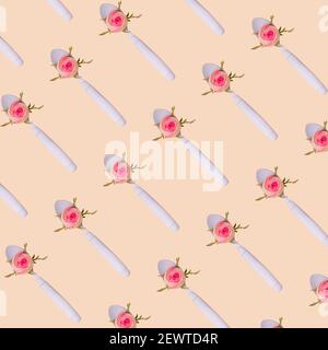 Rosa Rose im weißen Löffelmuster auf sandfarbenem Hintergrund. Flat Lay-Konzept, minimale Wiederholung Stockfoto