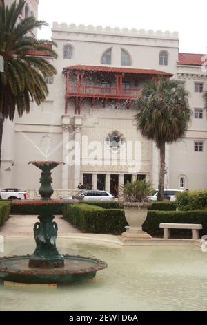 Downtown St. Augustine, FL, USA. Außenansicht des historischen Casa Monica Hotels und des Wasserbrunnens vor dem Lightner Museum. Stockfoto