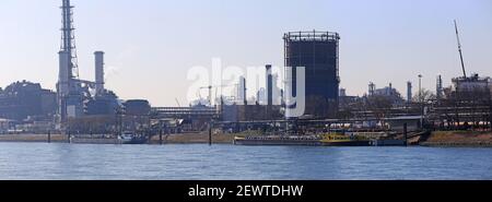 Blick auf BASF in Ludwigshafen, Deutschland mit dem Rhein im Vordergrund Stockfoto