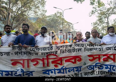 Dhaka, Bangladesch. März 2021, 03rd. Prominente Bürger des Landes halten ein Banner während der Kundgebung fordern Gerechtigkeit für Mushtaq und Abschaffung der DSA in Dhaka.Hunderte von Demonstranten wurden von Gesetzeshütern in Dhaka Paribagh Gebiet gesperrt, während sie in Richtung Premierminister Büro (PMO) marschieren in einer Kundgebung fordern die Abschaffung des Digital Security Act (DSA)unter dem Schriftsteller Mushtaq Ahmed verhaftet wurde und später im Gefängnis starb nach neun Monaten. Kredit: SOPA Images Limited/Alamy Live Nachrichten Stockfoto