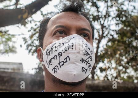 Dhaka, Bangladesch. März 2021, 03rd. Ein Protestler trägt eine Gesichtsmaske mit Slogans, die Gerechtigkeit für Mushtaq und die Abschaffung der DSA in Dhaka fordern.Hunderte von Demonstranten wurden von Gesetzeshütern in Dhakas Paribagh-Gebiet gesperrt, während sie in einer Kundgebung in Richtung Premierminister's Office (PMO) marschierten, die die Abschaffung des Digital Security Act (DSA) unter fordert Der Schriftsteller Mushtaq Ahmed wurde verhaftet und starb später im Gefängnis nach neun Monaten. Kredit: SOPA Images Limited/Alamy Live Nachrichten Stockfoto