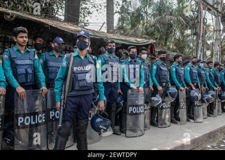 Dhaka, Bangladesch. März 2021, 03rd. Während der Kundgebung, die Gerechtigkeit für Mushtaq und die Abschaffung der DSA in Dhaka forderte, blockierte die Polizei eine Straße.Hunderte von Demonstranten wurden von Gesetzeshütern in Dhakas Paribagh-Gebiet gesperrt, während sie in einer Kundgebung, die die Abschaffung des Digital Security Act (DSA) forderte, auf dem Schriftsteller Mushtaq zumarschierte Ahmed wurde verhaftet und starb nach neun Monaten im Gefängnis. Kredit: SOPA Images Limited/Alamy Live Nachrichten Stockfoto