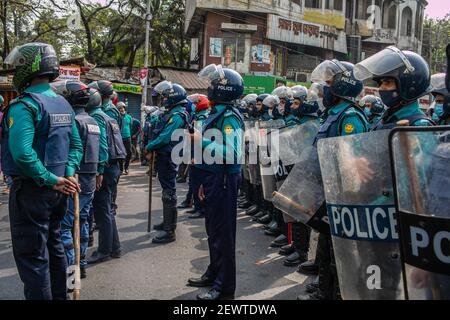 Dhaka, Bangladesch. März 2021, 03rd. Während der Kundgebung, die Gerechtigkeit für Mushtaq und die Abschaffung der DSA in Dhaka forderte, blockierte die Polizei eine Straße.Hunderte von Demonstranten wurden von Gesetzeshütern in Dhakas Paribagh-Gebiet gesperrt, während sie in einer Kundgebung, die die Abschaffung des Digital Security Act (DSA) forderte, auf dem Schriftsteller Mushtaq zumarschierte Ahmed wurde verhaftet und starb nach neun Monaten im Gefängnis. Kredit: SOPA Images Limited/Alamy Live Nachrichten Stockfoto