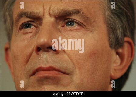 Der britische Premierminister Tony Blair hält am Donnerstag, den 22. Juli 2004, in seiner offiziellen Residenz in der Downing Street, London, eine Pressekonferenz ab. Blair hat am Donnerstag die Spekulationen, dass er zurücktreten wird, zurückgewiesen und geloben, die Agenda seiner Regierung voranzutreiben. (AP Photo/ David Sandison, WPA Pool) . Stockfoto