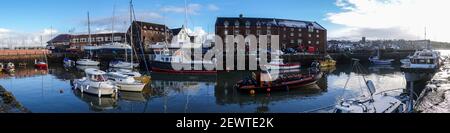 Der Hafen, North Berwick im Winter. Viel weniger Boote als im Sommer. Yachten liegen auf der Hafenseite. Stockfoto