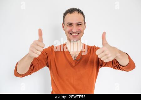 Nahaufnahme Porträt des glücklichen Geschäftsmann zeigt Daumen nach oben isoliert auf Weißer Hintergrund Stockfoto