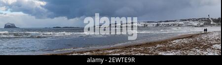 Schnee am East Beach (Milsey Bay) North Berwick - Bass Rock in der Ferne Stockfoto