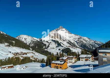 Biberkopf und Warth im Bregenzerwald, noch liegt Schnee an den Händen. Verschneite Berg zwischen Lechtal und Kleinwalsertal. Kleines Alpendorf Österreich Stockfoto