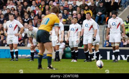 ENGLAND GEGEN AUSTRALIEN IN TWICKENHAM ELTON FLATLEY NIMMT EINE STRAFE 27/11/2004 BILD DAVID ASHDOWNRUGBY ENGLAND Stockfoto