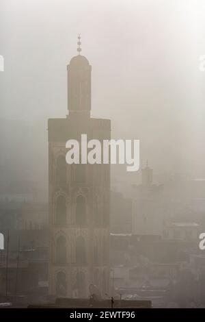 Minarett teilweise in Nebel gehüllt, von Riad Laayoun, Fes, Marokko gesehen Stockfoto