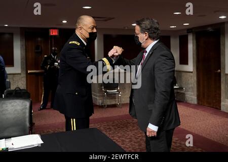 Army Maj. General William Walker, kommandierender General des Bezirks von Columbia National Guard Ellenbogen Beulen Vereinigte Staaten Senator Gary Peters (Demokrat von Michigan), Vorsitzender, US Senate Committee on Homeland Security and Government Affairs vor einer gemeinsamen Anhörung des Senats Homeland Security and Government Affairs & Senate Rules and Administration am Mittwoch, den 3. März 2021, um den Angriff auf das US-Kapitol vom 6th. Januar zu diskutieren.Quelle: Greg Nash / Pool via CNP Stockfoto