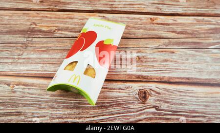 Rawang, Selangor, Malaysia, 4th. März 2021- McDonald's Apple Pie isoliert mit Holztisch im Hintergrund. Außen knusprig, innen heiß Stockfoto