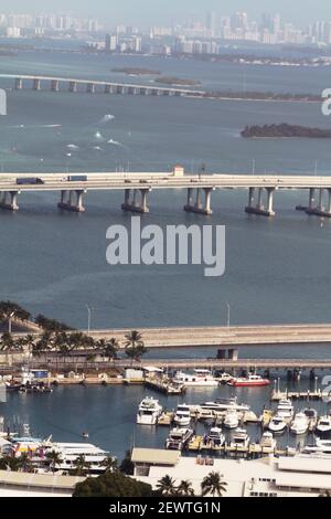 Miami, FL, USA. Blick von der Innenstadt auf die Biscayne Bay mit dem MacArthur Causeway und Julia Tuttle Causeway. Miami Beach Hotels im Hintergrund. Stockfoto