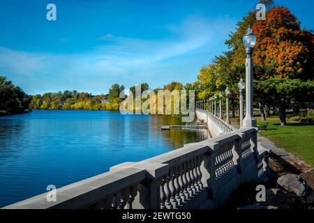 Spazieren Sie im Herbst entlang des Yamaska-Flusses in Saint-Hyacinthe Stockfoto
