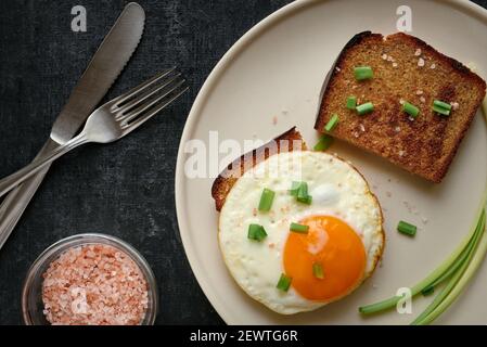 Gebratenes Ei und Roggen gebratene Brotscheiben aus nächster Nähe Stockfoto