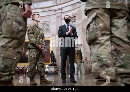 Washington, USA. März 2021, 03rd. Mitglieder der Nationalgarde sprechen am Mittwoch, den 3. März 2021, mit dem Vertreter Conor Lamb (D-PA) in der Rotunde des US-Kapitols in Washington, DC. Heute wird das Parlament über H.R. 1 abstimmen, das for the People Act von 2021, ein von den Demokraten gedrängtes Wahlreformgesetz, während die Kongressverhandlungen über zusätzliche COVID-Entlastung fortgesetzt werden. (Graeme Sloan/Sipa USA) Quelle: SIPA USA/Alamy Live News Stockfoto