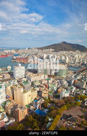 Korea, Gyeongsangnam-do, Busan, Blick auf den Hafen, Lotte Tower und Yongdusan Park vom Busan Tower Stockfoto