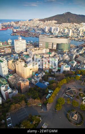 Korea, Gyeongsangnam-do, Busan, Blick auf den Hafen, Lotte Tower und Yongdusan Park vom Busan Tower Stockfoto