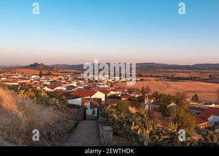 Kleine andalusische Stadt in Südspanien von oben fotografiert Eines Berges Stockfoto