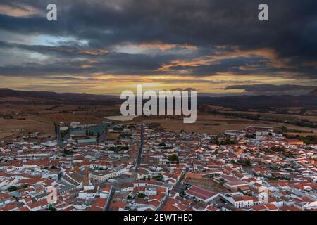 Kleine andalusische Stadt in Südspanien von oben fotografiert Eines Berges Stockfoto