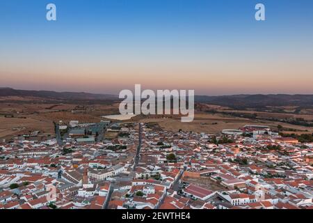Kleine andalusische Stadt in Südspanien von oben fotografiert Eines Berges Stockfoto