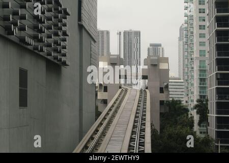 Die Metromover-Bahn ist in Miami, FL, USA Stockfoto