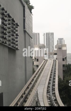 Die Metromover-Bahn ist in Miami, FL, USA Stockfoto