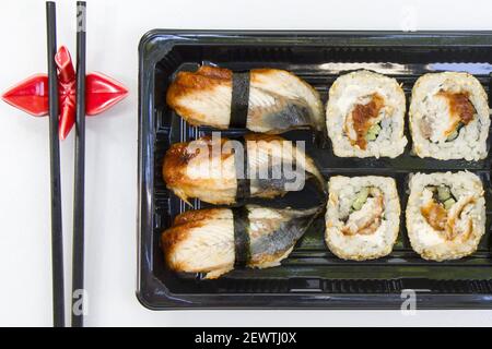 Ein Blick von oben auf ein köstliches Sushi-Set mit verschiedenen Rollen Stockfoto