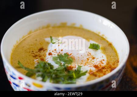 Eine Nahaufnahme einer Schüssel Kürbiscremesuppe Mit Gewürzen Stockfoto