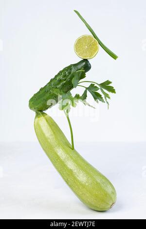 Vegetable Art Komposition - abstrakte Balancing Konstruktion von frischem Gemüse. Avantgarde, moderne bildende Kunst, Mode, Minimaldesign, Gesundheit Stockfoto