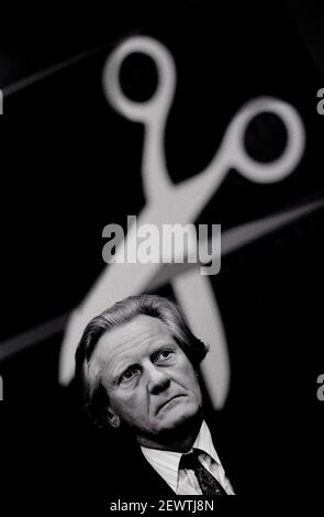 Michael Heseltine, Minister der konservativen Regierung bei einer Pressekonferenz schneidet die Schere ein Band, um die Eröffnung einer Industrieeinheit anzuzeigen. Unter John Major, von dem er schließlich ein wichtiger Verbündeter wurde, stieg Heseltine zum Präsidenten des Board of Trade auf und ab 1995 zum stellvertretenden Premierminister und ersten Staatssekretär. Stockfoto