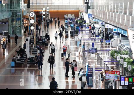 Tokio, Japan. März 2021, 03rd. Passagiere in der Abflughalle des Flughafens Haneda in Tokio. Kredit: SOPA Images Limited/Alamy Live Nachrichten Stockfoto