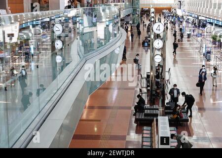 Tokio, Japan. März 2021, 03rd. Passagiere in der Abflughalle des Flughafens Haneda in Tokio. Kredit: SOPA Images Limited/Alamy Live Nachrichten Stockfoto