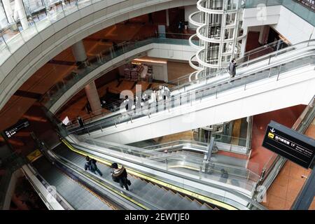 Tokio, Japan. März 2021, 03rd. Passagiere, die mit einer Rolltreppe in der Nähe der Abflughalle des Flughafens Haneda in Tokio gesehen werden. Kredit: SOPA Images Limited/Alamy Live Nachrichten Stockfoto