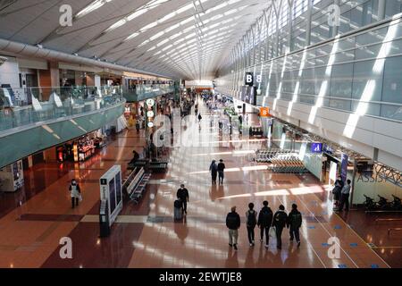 Tokio, Japan. März 2021, 03rd. Passagiere in der Abflughalle des Flughafens Haneda in Tokio. Kredit: SOPA Images Limited/Alamy Live Nachrichten Stockfoto