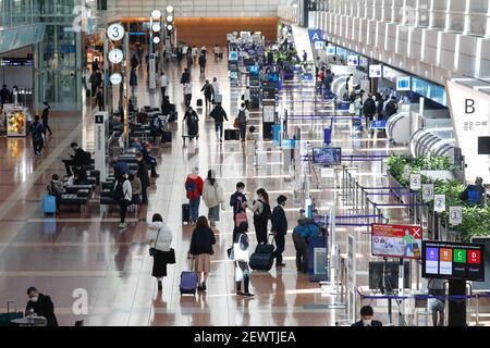 Tokio, Japan. März 2021, 03rd. Passagiere in der Abflughalle des Flughafens Haneda in Tokio. Kredit: SOPA Images Limited/Alamy Live Nachrichten Stockfoto