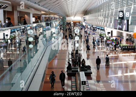 Tokio, Japan. März 2021, 03rd. Passagiere in der Abflughalle des Flughafens Haneda in Tokio. Kredit: SOPA Images Limited/Alamy Live Nachrichten Stockfoto