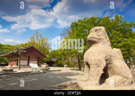 Korea, Gyeongsangbuk-do, Gyeongju, Bunhwang-Sa Tempel, Schrein Halle und Wächter Löwe Statue Stockfoto