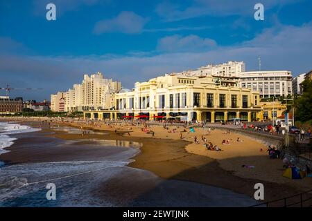 Soziale Distanzierung durch das Casinon und den Grand Plage, Biarritz, Frankreich, während der Pandemie von Covid 19 im Jahr 2020 Stockfoto