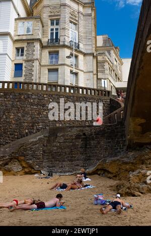 Soziale Distanzierung am Grand Plage, Biarritz, Frankreich, während der Pandemie von Covid 19 im Jahr 2020 Stockfoto