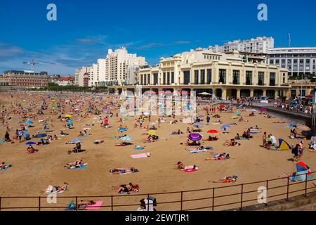 Soziale Distanzierung durch das Casinon und den Grand Plage, Biarritz, Frankreich, während der Pandemie von Covid 19 im Jahr 2020 Stockfoto